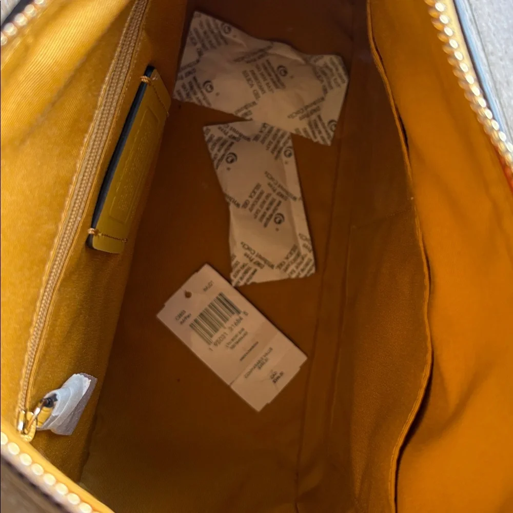 Coach bag NWT in a bright mustard color. Great purse for all seasons - Picture 6 of 9